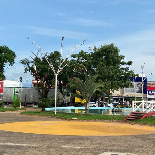 Instalação de postes ornamentais na Praça Ovídio Martins