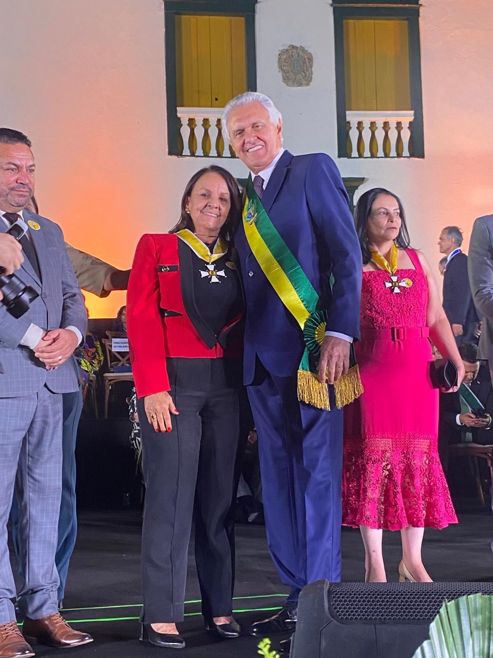 Prefeita Azaíde Borges recebe do governador Ronaldo Caiado Comenda da Ordem do Mérito Anhanguera